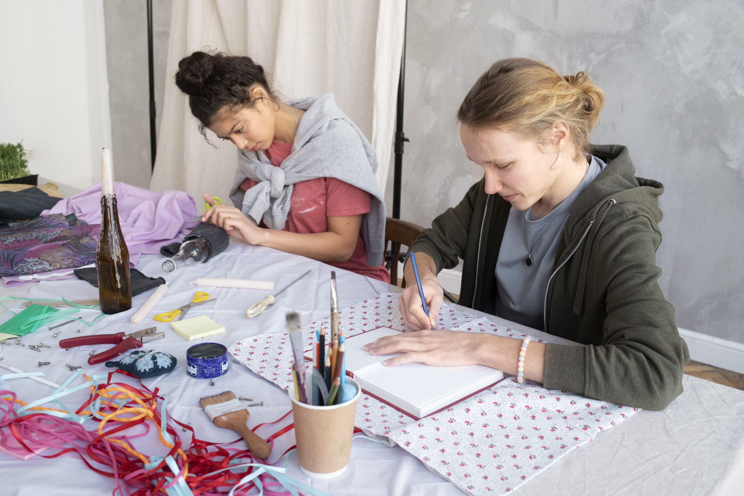 Fostering Human-Artificial Collaborative Art Projects